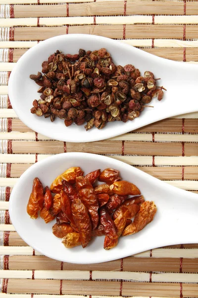 Szechuan pepper and chili — Stock Photo, Image