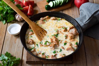 Aile yemeği: kızarmış tavada krema soslu domuz kebabı. Kızartma tavasında beşamel soslu biftek Stroganoff..