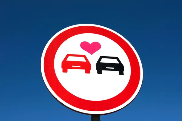 Sollama arabaları arasında bir aşk kalp işareti. Araba sevgilisi — Stok fotoğraf