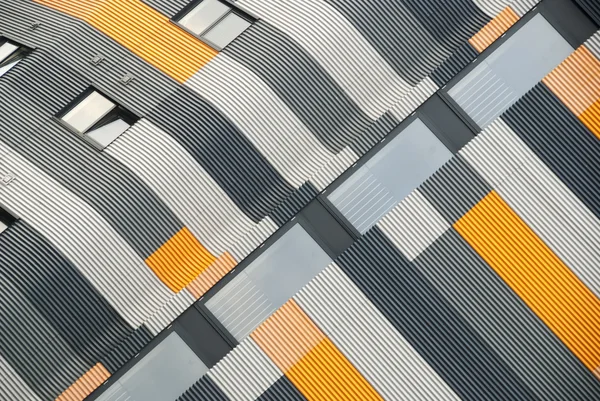 Kleurrijke metaal geplateerd modern gebouw — 스톡 사진