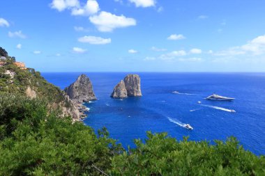 Capri kıyı şeridinin panoramik manzarası. İtalya 'da Faraglioni kayaları, Capri Adası.