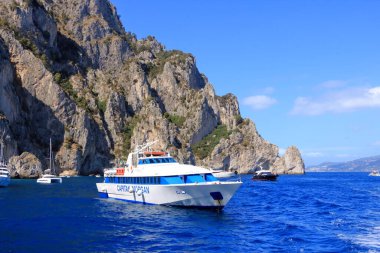 İtalya 'daki Capri adasının kıyı şeridine her boyutta tekneler demirlemişti.