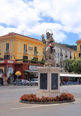 15 Temmuz 2021 - Sorrento, İtalya: Sorrento 'da bir sokaktaki insanlar. Sorrento güney İtalya 'da Campania' da küçük bir kasabadır..