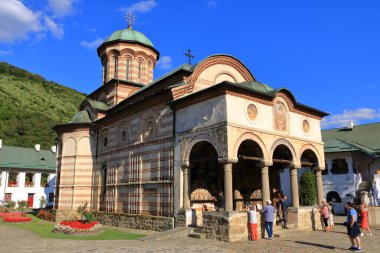 4 Eylül 2021 - Romanya 'da Cozia: Çok sayıda ziyaretçiye sahip Eski Cozia Manastırı