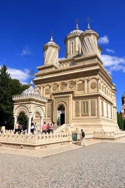 4 Eylül 2021 - Romanya 'da Curtea de Arges Manastırı' nın çok sayıda ziyaretçiyle manzarası