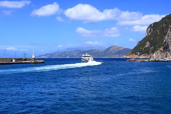 Barche Tutte Dimensioni Ormeggiate Vicino Alla Costa Dell Isola Capri — Foto Stock