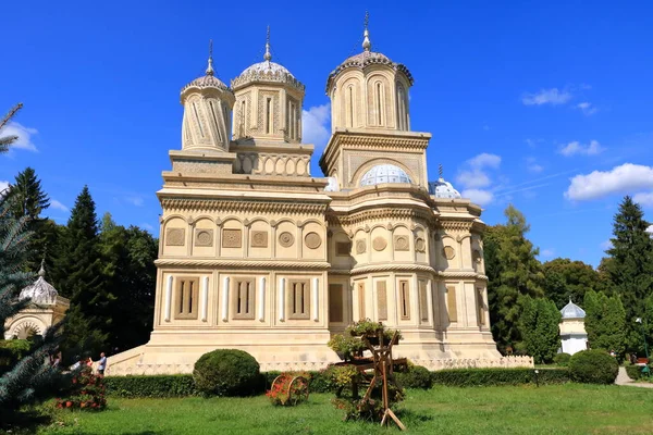 2021年9月4日 ルーマニアのCurtea Arges 多数の観光客が訪れるアルジェ修道院の眺め — ストック写真
