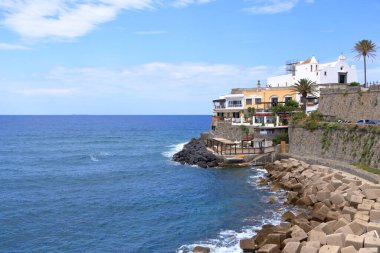 18 Temmuz 2021 - Forio, Ischia, İtalya: Deniz, sahil ve liman manzarası