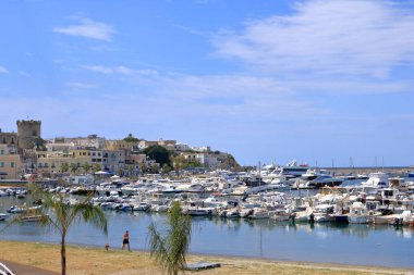 18 Temmuz 2021 - Forio, Ischia, İtalya: Deniz, sahil ve liman manzarası