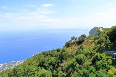 İtalya 'daki Ischia' da etkin olmayan yanardağ Monte Epomeo 'nun çevresindeki görüntüler.
