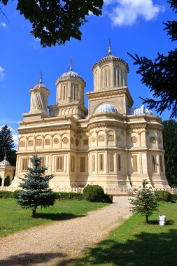 4 Eylül 2021 - Romanya 'da Curtea de Arges Manastırı' nın çok sayıda ziyaretçiyle manzarası