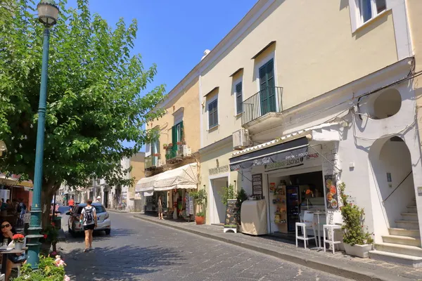 Julio 2021 Ischia Italia Vistas Calle Una Ciudad Mediterránea —  Fotos de Stock