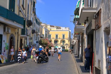 22 Temmuz 2021 - Ischia, İtalya: Akdeniz 'de sokak manzarası