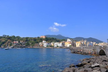 22 Temmuz 2021 - Ischia, İtalya: Ischia halk plajında dinlenen bir grup turist