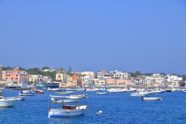 İtalya, Ischia 'da sahil ve sahil önünde tekneler.