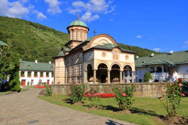 4 Eylül 2021 - Romanya 'da Cozia: Çok sayıda ziyaretçiye sahip Eski Cozia Manastırı