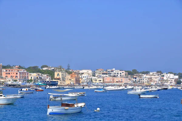 Talya Ischia Sahil Sahil Önünde Tekneler — Stok fotoğraf