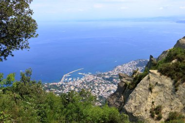 Epomeo 'dan Casamicciola' ya, İtalya 'daki Ischia Adası' na Hava Görüntüsü
