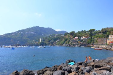 İtalya, Ischia 'da sahil ve sahil önünde tekneler.