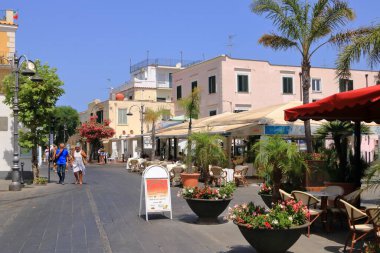 12 Temmuz 2021 - Ischia, İtalya: Akdeniz 'de sokak manzarası