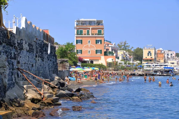 July 2021 Ischia Italy Crowd Resting Tourists Public Beach Ischia — Stock Photo, Image