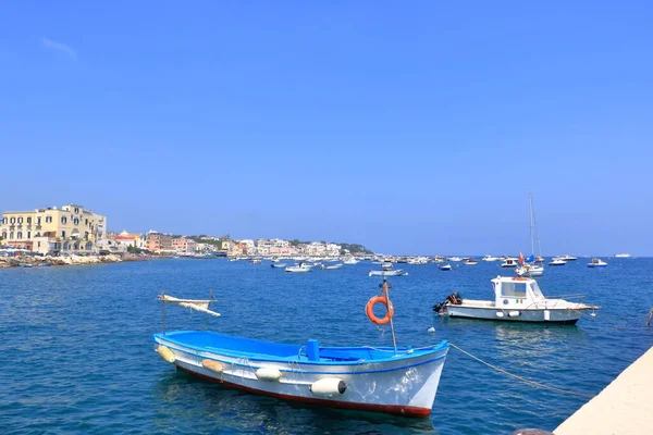 Човни Перед Узбережжям Пляжем Ічії Італія — стокове фото