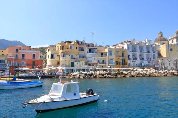 Barcos Frente Costa Playa Ischia Italia — Foto de Stock