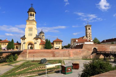 5 Eylül 2021 - Romanya 'da Karlsburg, Alba Iulia: Alba Iulia' nın bir parçası olarak Katedrala Incoronarii 'ye Giriş