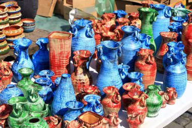 El sanatları pazarında geleneksel olarak yapılmış güzel renkli dekorasyon ürünleri.