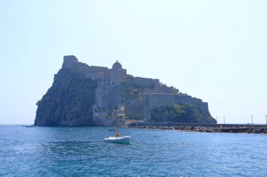 İtalya, Ischia 'da sahil ve sahil önünde tekneler.
