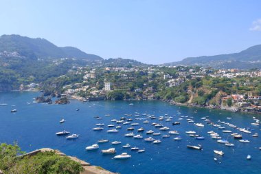Ischia Adası - İtalya 'daki Aragonese şatosundan manzara