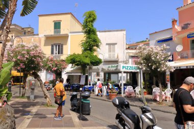 12 Temmuz 2021 - Ischia, İtalya: Akdeniz 'de sokak manzarası