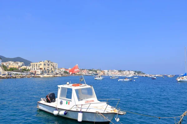 Barche Davanti Alla Costa Alla Spiaggia Ischia Italia — Foto Stock
