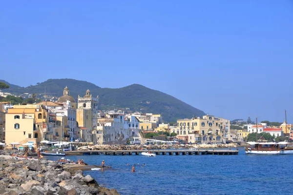 Julio 2021 Ischia Italia Una Multitud Turistas Descansando Playa Pública — Foto de Stock