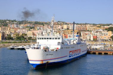 12 Temmuz 2021 - Pozzuoli, İtalya: Güney İtalya 'da Pozzuoli şehrinin merkezindeki tipik konut binalarının görüntüsü