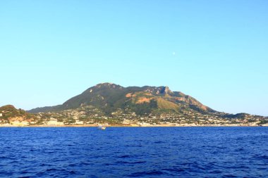Ischia 'da Forio' nun kıyı manzarası, İtalya 'nın başkenti Napoli' de bir kasaba.