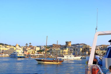 Ischia 'da Forio' nun kıyı manzarası, İtalya 'nın başkenti Napoli' de bir kasaba.