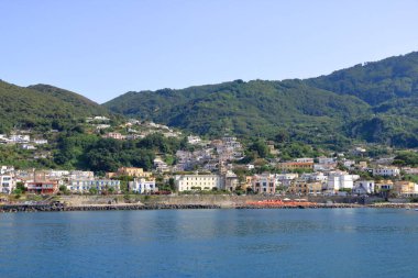 İtalya 'nın Ischia Adası, Casamicciola Terme marinası ile kıyı manzarası