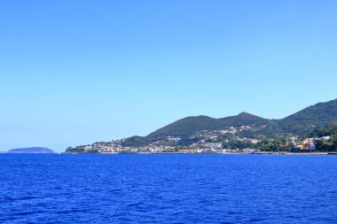 İtalya 'nın Ischia Adası, Casamicciola Terme marinası ile kıyı manzarası