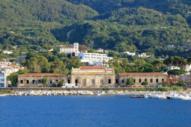 İtalya 'nın Ischia Adası, Casamicciola Terme marinası ile kıyı manzarası