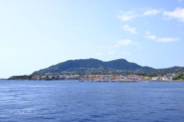 Ischia Ponte köyüne ve bir teknenin sahil şeridine bakın.