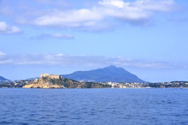 Denizden Procida adasının panoramik manzarası