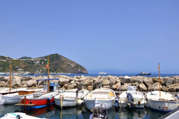 7月12 2021 サンタンジェロ イスキア イタリア イタリアのイスキア島サンタンジェロで傘 ポートとマリーナとビーチ — ストック写真