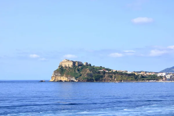 Denizden Procida Adasının Panoramik Manzarası — Stok fotoğraf