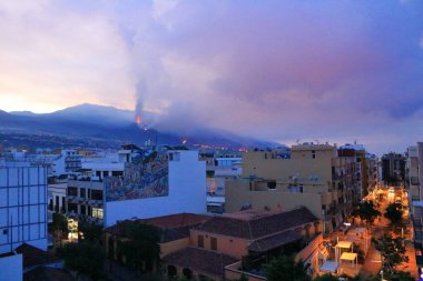 İspanya, La Palma, Kanarya Adaları 'ndaki Cumbre Vieja volkanı sabah görüşü