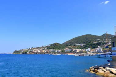 İtalya 'nın Ischia Adası, Casamicciola Terme marinası ile kıyı manzarası