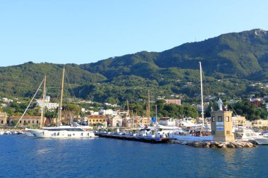 İtalya 'nın Ischia Adası, Casamicciola Terme marinası ile kıyı manzarası