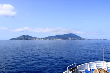 Ischia Ponte köyüne ve bir teknenin sahil şeridine bakın.