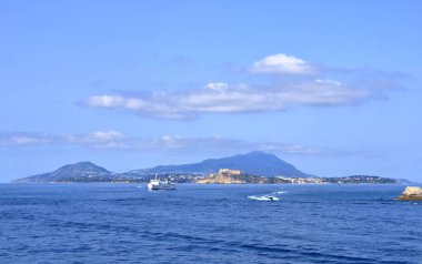 Denizden Procida adasının panoramik manzarası