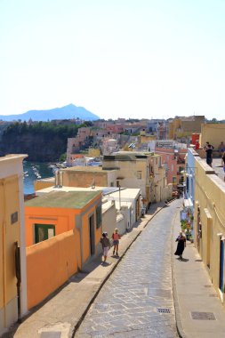 20 Temmuz 2021 - İtalya 'nın Procida adası Napoli' den gelen turist kalabalığını çeken renkli marinası, küçük dar sokakları ve pek çok plajı ile ünlüdür.